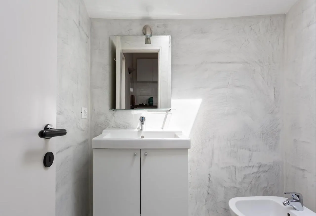 1 Bedroom & 1 Living Room Apt - Duomo 5 Milánó 0*,  Olaszország